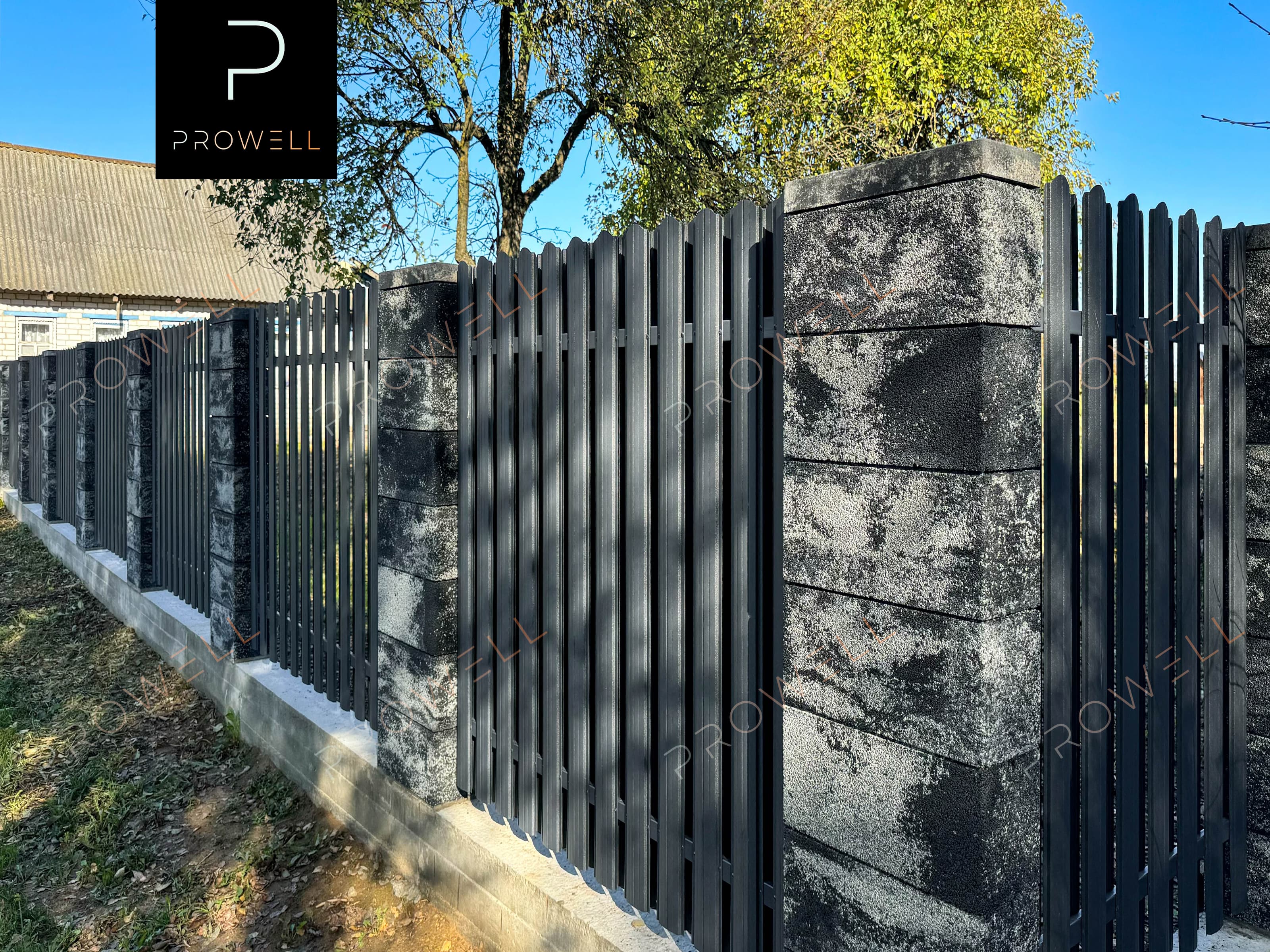 Ограждение из блоков Kozinak "Берлин" в сочетании со штакетником Гарда (110 мм) серый графит (7024) МАТ