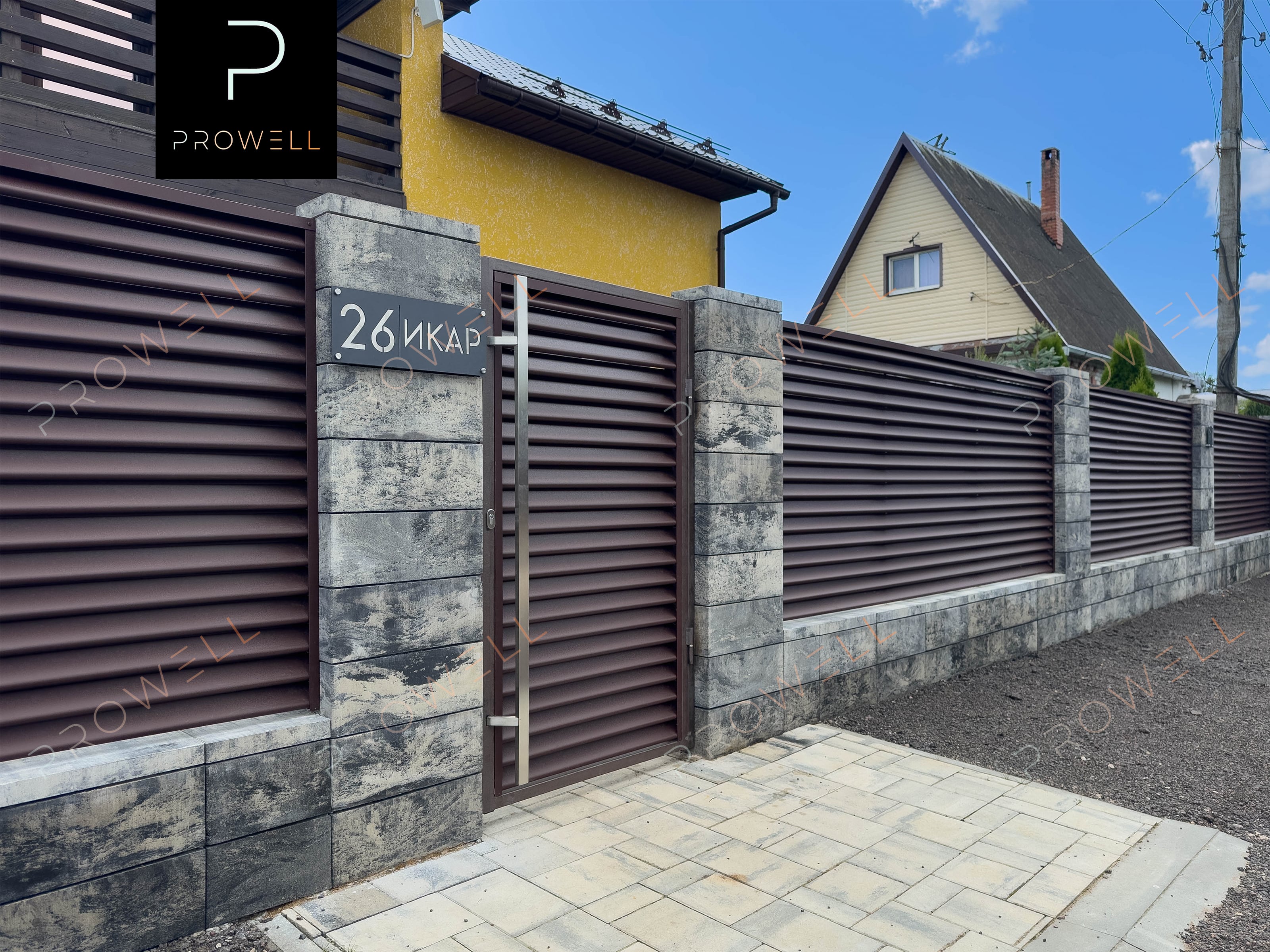 Ограждение жалюзи "Виола" RAL 8017 (шоколадно-коричневый) МАТ с блоками FaBrick (Оникс)