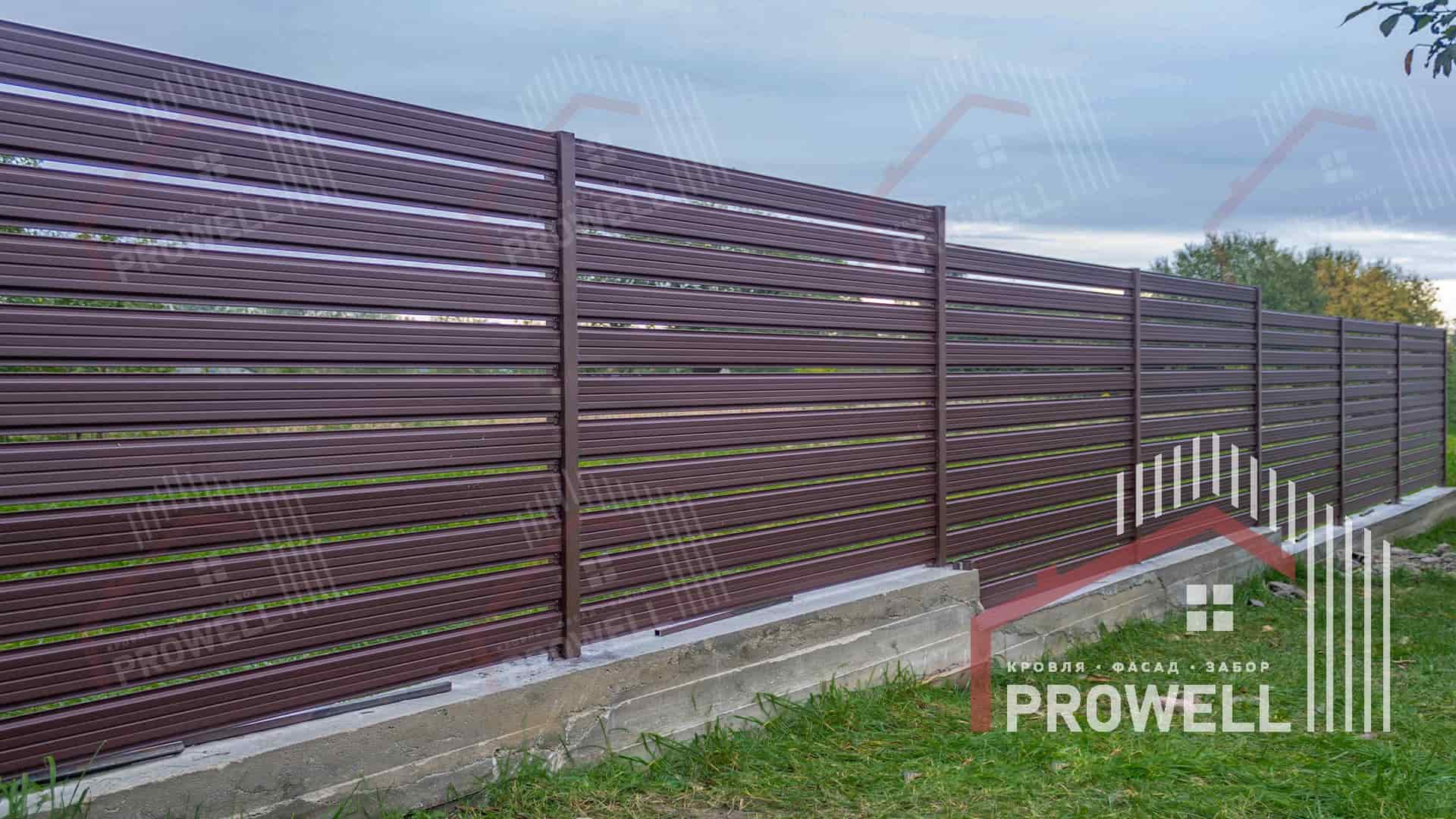 Монтаж забора РАНЧО из металлического штакетника 